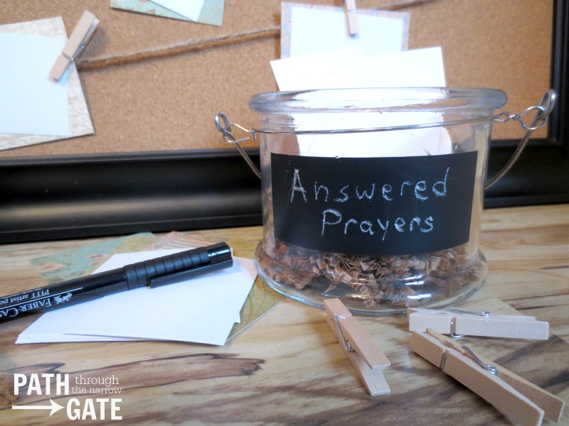 Keep track of your prayer requests with this simple to make prayer board|PathThroughTheNarrowGate.com