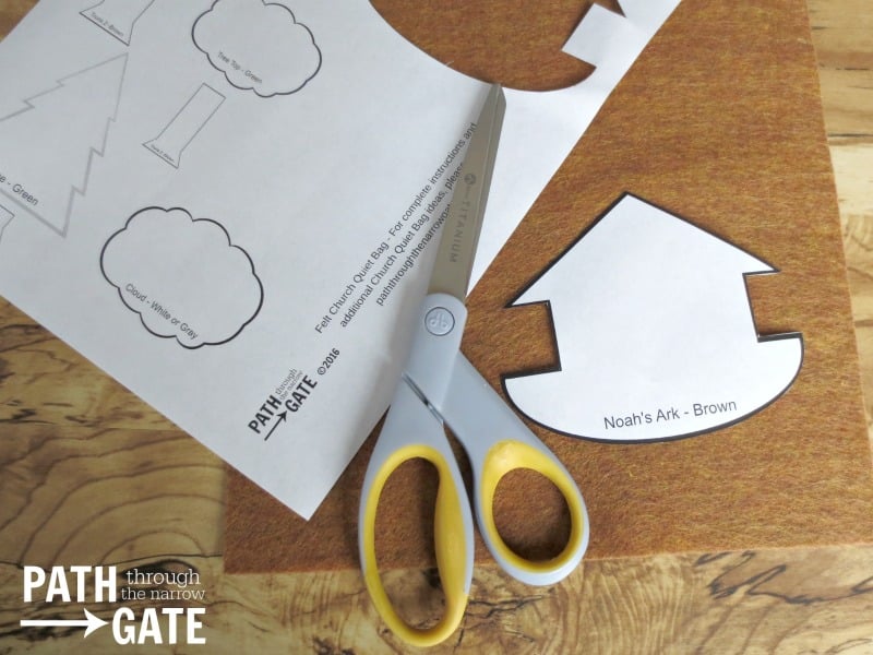 If you are looking for simple ways to keep toddlers quiet in public places, these Church Quiet Bags are the perfect solution! Best part? You can make them, stick them in a diaper bag or purse, and forget them until you need them.|Path Through the Narrow Gate