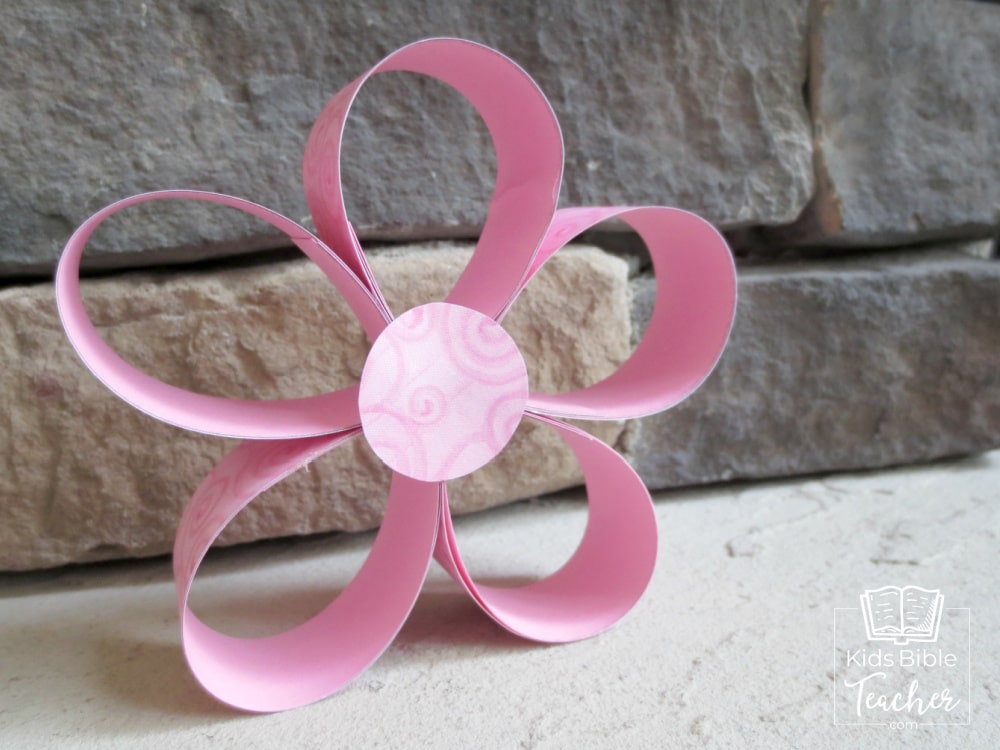 This beautiful Mother's Day paper flower craft is perfect for kids to make at home or in a classroom - includes a free printable template.