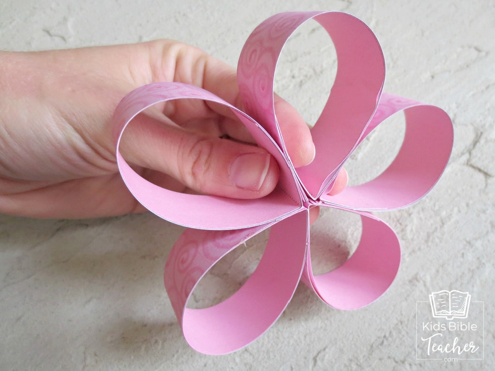 This beautiful Mother's Day paper flower craft is perfect for kids to make at home or in a classroom - includes a free printable template.