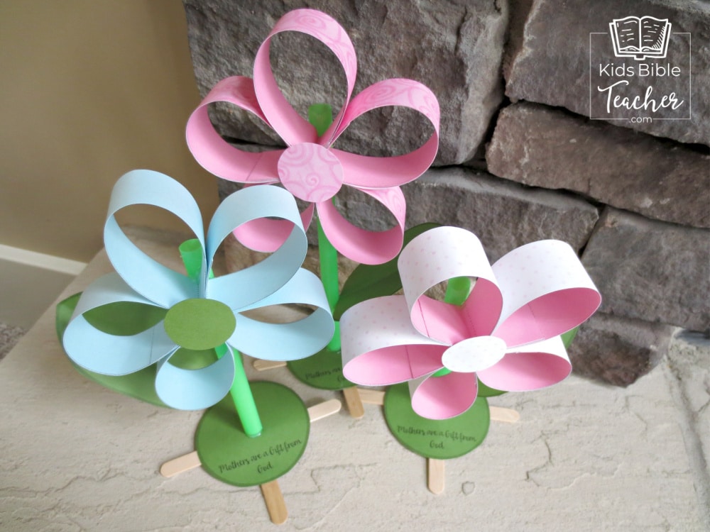 This beautiful Mother's Day paper flower craft is perfect for kids to make at home or in a classroom - includes a free printable template.