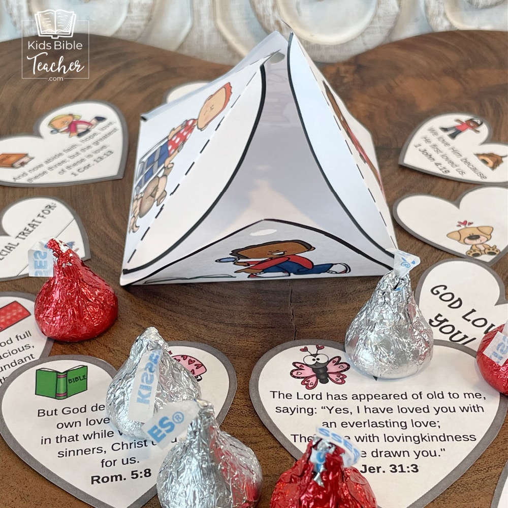 Need a sweet treat for your kids? How about a simple Valentine's craft? These printable valentines boxes are just the right size for candy and easy to make.