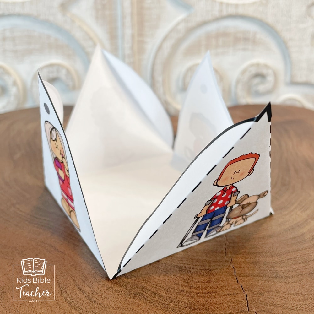 Need a sweet treat for your kids? How about a simple Valentine's craft? These printable valentines boxes are just the right size for candy and easy to make.